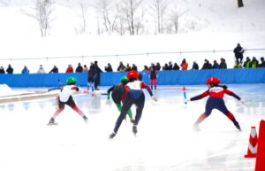 スピードスケート少年女子２０００メートルリレー決勝でバトンをつなぐ選手たち