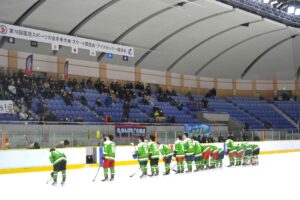 アイスホッケー少年男子で優勝し応援団に礼をする北海道チーム