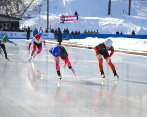 スピードスケート少年男子１５００メートル決勝で１，２位でフィニッシュした北海道勢