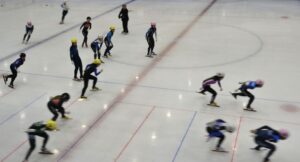 ショートトラック成年女子リレー風景＝27日、岡山国際スケートリンク