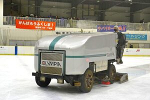アイスホッケー会場の整氷作業＝１日、岡山国際スケートリンク