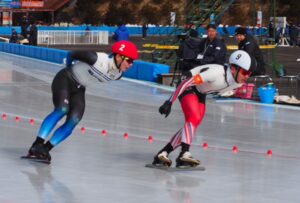 少年男子1万メートル決勝で滑走する山中壇（白帽子、9番）＝27日、渋川市の伊香保リンク
