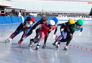 成年女子1500メートル決勝で滑走する選手たち＝28日、渋川市の伊香保リンク