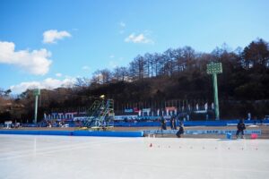 晴天の下で競技が行われる大会会場＝29日、渋川市の伊香保リンク