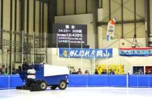ショートトラック会場の整氷作業＝27日、岡山国際スケートリンク