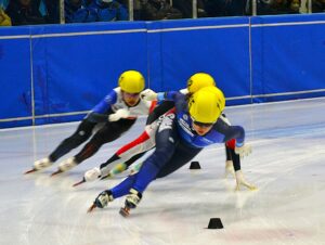ショートトラック成年女子1000メートル決勝で優勝した滋賀の山名里奈(手前）＝27日、岡山国際スケートリンク