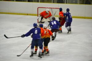 アイスホッケー成年準決勝で長野ゴールを攻める東京(青）＝４日、岡山国際スケートリンク