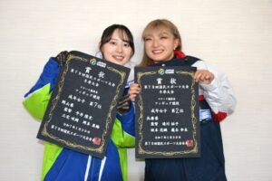 フィギュア成年女子表彰式後にデニムの表彰状を持ち記念写真する坂本花織（兵庫）とデニムの産地、児島地域出身の三宅咲綺（岡山）＝30日、ヘルスピア倉敷