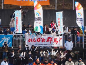 応援席から声援を送る観客ら＝29日、渋川市の伊香保リンク