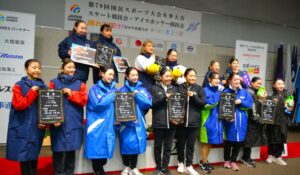 フィギュア成年女子の表彰式＝30日、ヘルスピア倉敷