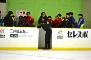 フィギュア成年男子で現役最後のフリー演技を終え、泣きながら関係者に迎えられる織田信成（大阪）＝30日、ヘルスピア倉敷