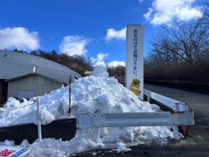 会場前に積まれた雪＝27日、渋川市の伊香保リンク