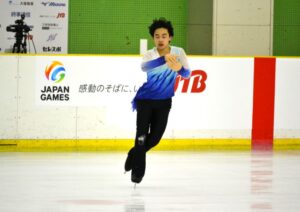 フィギュア少年男子で優勝した京都チーム。高橋星名のフリー演技＝28日、ヘルスピア倉敷