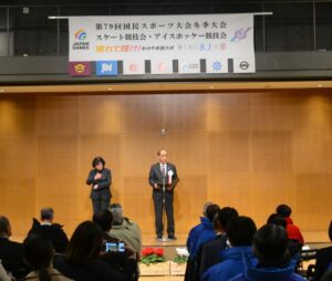 アイスホッケー競技会表彰式で会場地あいさつをする大森雅夫岡山市長＝５日、倉敷市芸文館