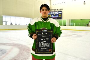 アイスホッケー少年決勝で22連覇を達成した北海道の工藤秀生キャプテン＝５日、ヘルスピア倉敷