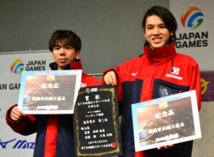 フィギュア成年男子で優勝した埼玉チーム＝29日、ヘルスピア倉敷