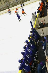 アイスホッケー成年準決勝で出番を待つ選手たち＝４日、岡山国際スケートリンク