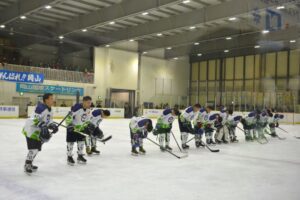 アイスホッケー成年１回戦が終了し本部席に挨拶する岡山県チーム＝１日、岡山国際スケートリンク