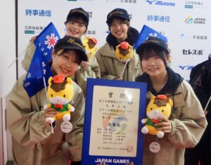 少年女子2000メートルリレーを制した北海道勢＝29日、渋川市の伊香保リンク
