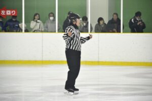 アイスホッケー少年1回戦で活躍するレフェリー＝２日、ヘルスピア倉敷