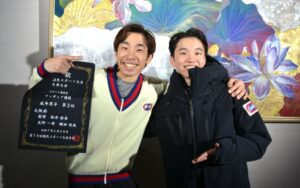 フィギュア成年男子で３位に入った大阪チーム＝29日、ヘルスピア倉敷