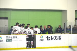 アイスホッケー少年１回戦に敗れた岡山県チーム＝２日、ヘルスピア倉敷