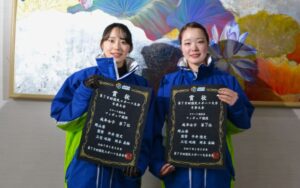フィギュア成年女子で７位入賞の岡山チーム＝30日、ヘルスピア倉敷