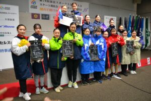 フィギュア少年女子表彰式＝28日、ヘルスピア倉敷