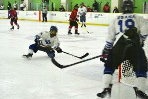 アイスホッケー少年準々決勝で福岡県ゴールにシュートを打つ大阪府（白）＝３日、ヘルスピア倉敷