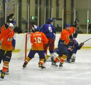 アイスホッケー成年準決勝でゴールを決め喜ぶ長野チーム（赤）＝４日、岡山国際スケートリンク