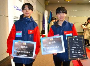フィギュア少年男子で優勝した京都チーム＝28日、ヘルスピア倉敷