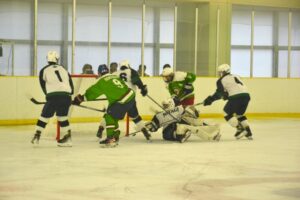 アイスホッケー少年準々決勝で宮城のゴールを攻める北海道（緑）＝３日、ヘルスピア倉敷