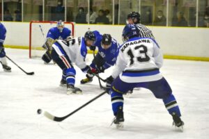 アイスホッケー成年準決勝で大阪ゴールに攻め込む神奈川（白）＝４日、岡山国際スケートリンク