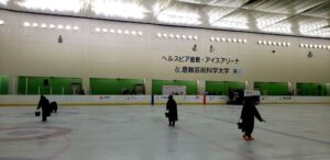 フィギュア競技の整氷作業＝28日、ヘルスピア倉敷