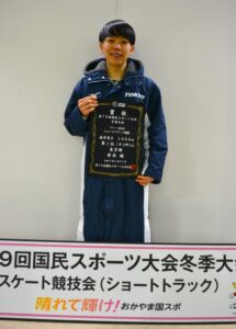 ショートトラック成年男子1000メートル決勝で優勝した東京の岩佐暖＝27日、岡山国際スケートリンク