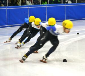 ショートトラック成年男子1000メートル決勝で先頭を引っ張る東京の岩佐暖（右端）＝27日、岡山国際スケートリンク