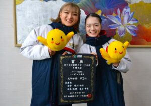 フィギュア成年女子で２位の兵庫県チーム＝30日、ヘルスピア倉敷