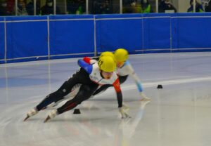 ショートトラック成年女子1000メートルの準決勝でコーナーを攻める岡山の中島未莉＝27日、岡山国際スケートリンク