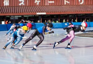 成年男子1000メートル決勝で力走する選手たち＝29日、渋川市の伊香保リンク