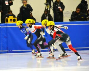 ショートトラック成年女子1000メートル準決勝のスタートシーン＝27日、岡山国際スケートリンク