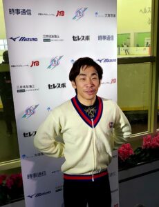 フィギュア成年男子SPの後に取材を受ける織田信成＝28日、ヘルスピア倉敷