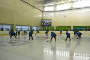 アイスホッケー少年１回戦の開始前に気合を入れる滋賀県チーム＝２日、ヘルスピア倉敷