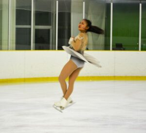 フィギュア少年女子SPで首位に立った和田（愛知）のフリーの演技＝28日、ヘルスピア倉敷