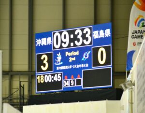 アイスホッケー会場の電光掲示板。得点、ファウル者、ピリオド、残り時間が分かる＝１日、岡山国際スケートリンク