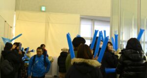 アイスホッケー少年１回戦の滋賀の応援団＝２日、ヘルスピア倉敷