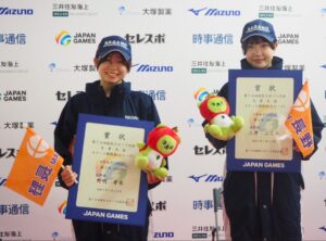 少年女子1500メートルで1位と2位に輝いた長野勢の2人ー28日、渋川市の伊香保リンク