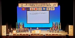 開始式であいさつする日本スポーツ協会の遠藤利明会長（中央）＝26日、岡山芸術創造劇場ハレﾉワ