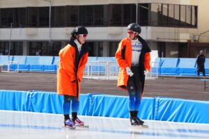 少年女子2000メートルリレー予選を走り終えた群馬勢の2人ー28日、渋川市の伊香保リンク