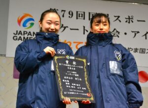 フィギュア成年女子で優勝した愛知県チーム＝30日、ヘルスピア倉敷