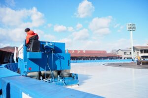 リンクを走る整氷車＝29日、渋川市の伊香保リンク